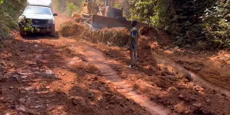 Mahapleu : La Coopérative UDAN reprofile 8 km de piste pour faciliter l’évacuation des produits agricoles