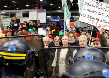 France: Des agriculteurs mécontents perturbent l’ouverture du SIA