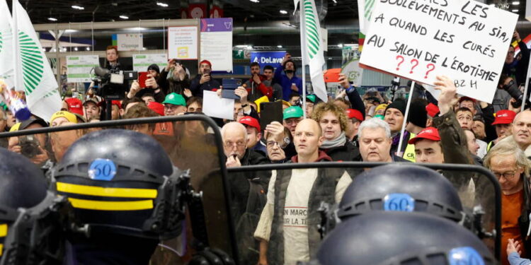 France: Des agriculteurs mécontents perturbent l’ouverture du SIA