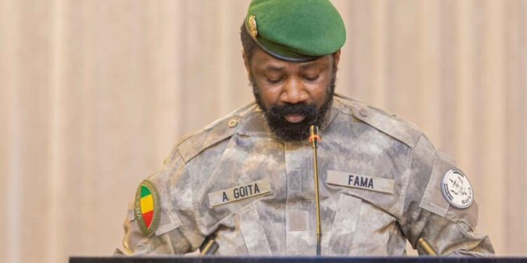Mali : Assimi Goïta exhorte l’armée à améliorer ses capacités de défense