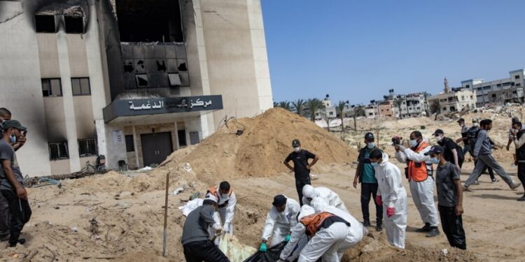 Gaza : Près de 300 corps exhumés des fosses communes après le départ de Tsahal d’un hôpital