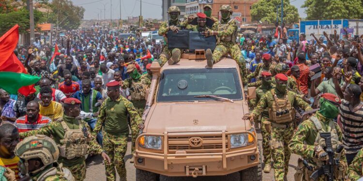 Burkina : Alors que plusieurs régions sont sous blocus terroriste, IB prend un bain de foule à Bobo-Dioulasso