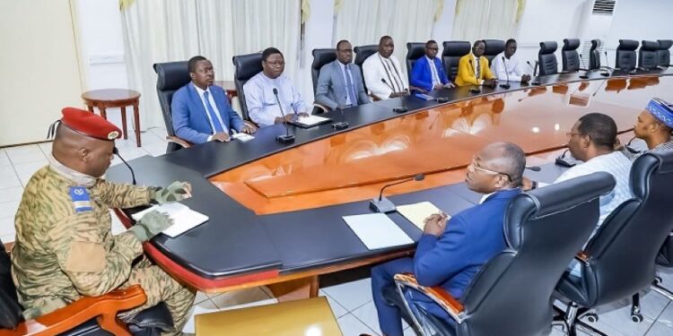 Burkina-Faso: Les partis politiques réduits au silence depuis 19 mois par la junte militaire