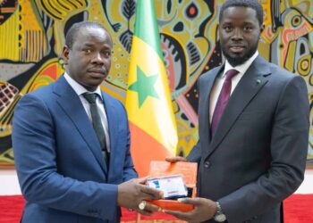 Sénégal : Après la découverte d’un champ pétrolier, Diomaye Faye reçoit un échantillon du brut