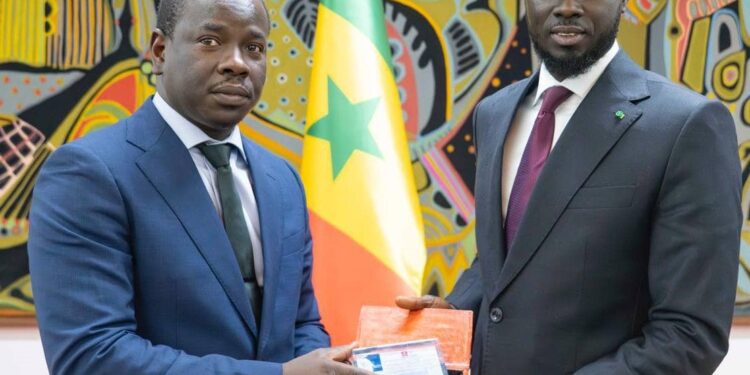 Sénégal : Après la découverte d’un champ pétrolier, Diomaye Faye reçoit un échantillon du brut