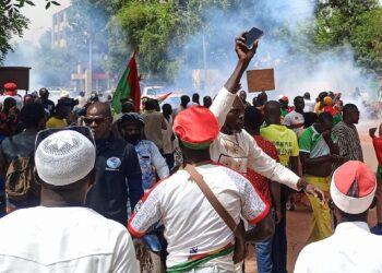 Burkina : Des manifestants exigent la délocalisation de l’ambassade de France, la police charge