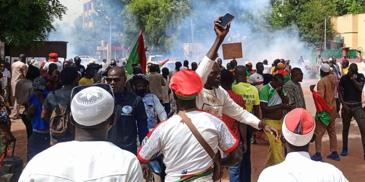 Burkina : Des manifestants exigent la délocalisation de l’ambassade de France, la police charge