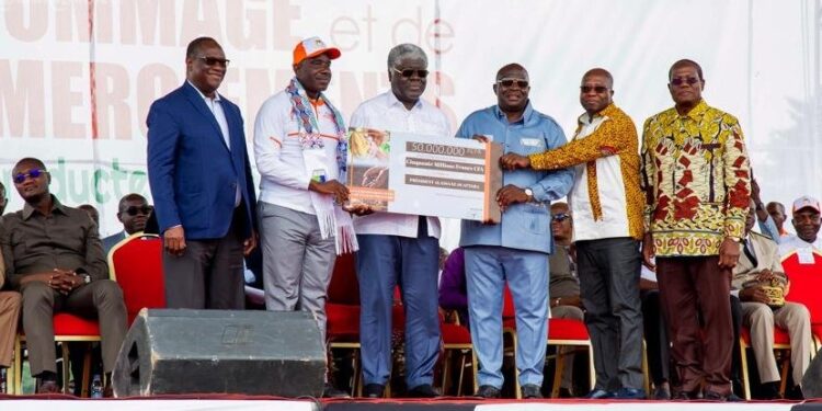 Côte d’Ivoire: Des milliers de producteurs rendent hommage à Ouattara et décident de payer sa caution présidentielle