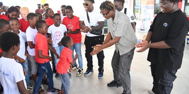 Aide à l’enfance en difficulté : La Team Paiya apporte son soutien aux pensionnaires de la Case des Enfants