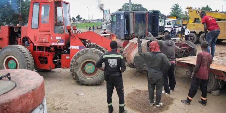 Autoroute du Nord : Le District d’Abidjan entame une opération d’enlèvement des camions abandonnés