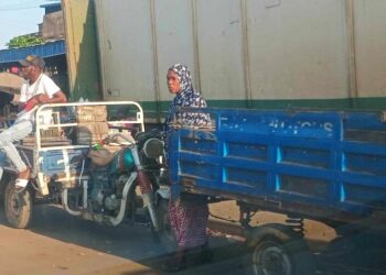 Transport de marchandises de proximité : Comment les brouettes puis les tricycles ont remplacé les traditionnels « Wottros »