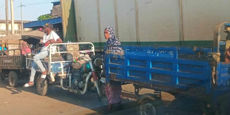 Transport de marchandises de proximité : Comment les brouettes puis les tricycles ont remplacé les traditionnels « Wottros »