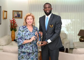 Jeux Olympique de Paris: Cheick Sallah présente sa médaille à Dominique Ouattara