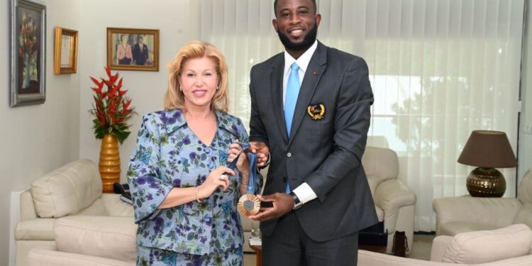 Jeux Olympique de Paris: Cheick Sallah présente sa médaille à Dominique Ouattara