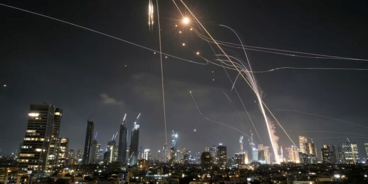 Après l’agression israélienne : Des missiles iraniens percent le Dôme de fer et s’abattent sur Tel-Aviv et Jérusalem
