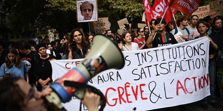 France : Des manifestations anti-Macron lancées, une centaine de personnes interpellées