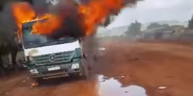 Mali : Des dizaines de camions citernes incendiés par les jihadistes du Jnim