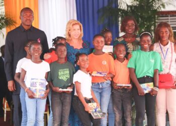 Daloa : Dominique Ouattara fait don de 15 000 kits scolaires et 5 000 tables-bancs