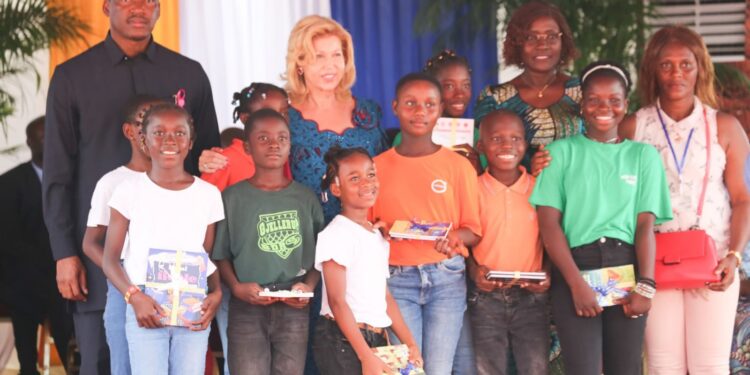 Daloa : Dominique Ouattara fait don de 15 000 kits scolaires et 5 000 tables-bancs