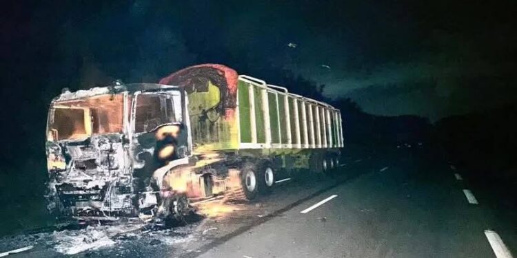 Axe Dabou-Grand-Lahou : La route rouverte à la circulation après l’incendie de six camions-remorques