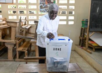 Présidentielle : Le Premier ministre Beugré Mambé vote à Songon et appelle à un scrutin apaisé