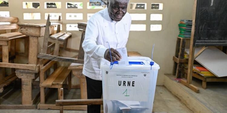 Présidentielle : Le Premier ministre Beugré Mambé vote à Songon et appelle à un scrutin apaisé