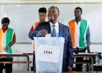 Présidentielle : Après son vote, Ouattara appelle les Ivoiriens à voter dans la paix