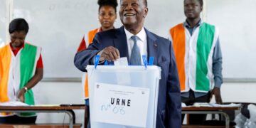 Présidentielle : Après son vote, Ouattara appelle les Ivoiriens à voter dans la paix