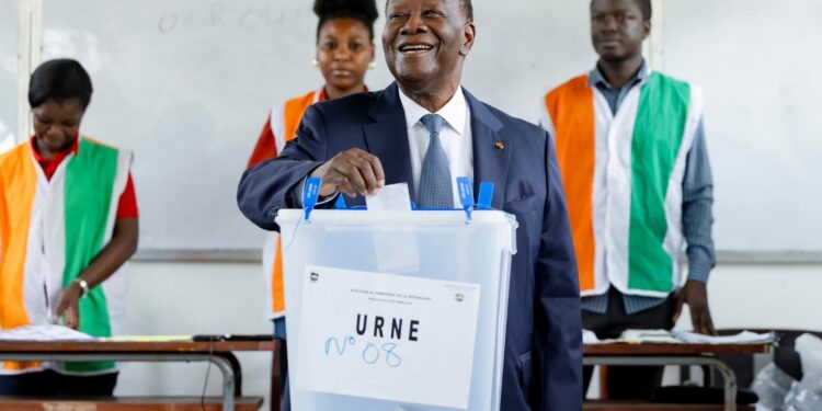 Présidentielle : Après son vote, Ouattara appelle les Ivoiriens à voter dans la paix