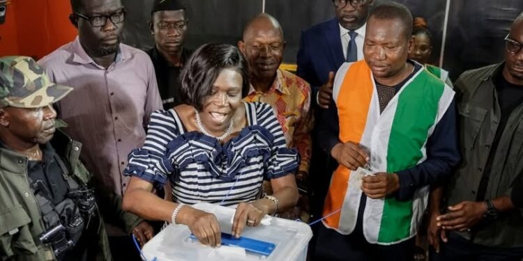 Simone Gbagbo après son vote: «J’espère qu’on aura un bon taux de participation et que la tendance soit en ma faveur»