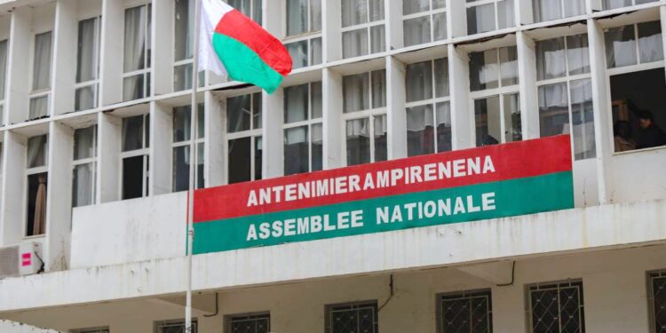 Madagascar : L’Assemblée nationale destitue le président Andry Rajoelina 
