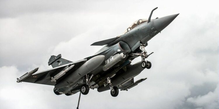 Ukraine : Macron et Zelensky scellent un accord “historique” pour l’achat de 100 Rafale
