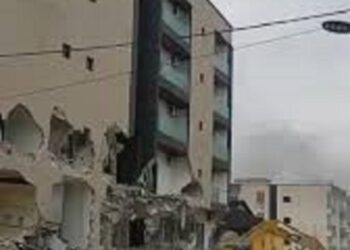 Cocody : Un immeuble R+5 menaçant de s’effondrer démoli à la Riviera