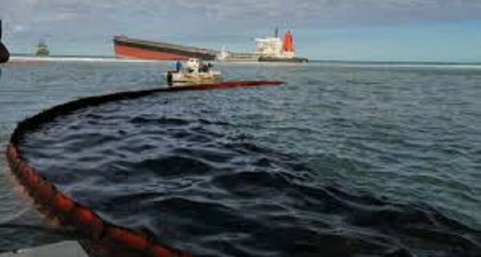Déversement de produits pétroliers à Bassam : Le gouvernement active des mesures d’urgence