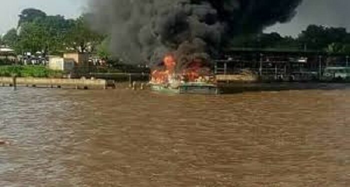 Abidjan : Deux bateaux-bus ravagés par un incendie à la gare lagunaire de Treichville