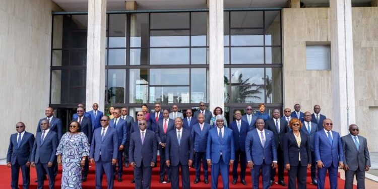 Côte d’Ivoire : Ouattara dissout le gouvernement et met fin aux fonctions des ministres-gouverneurs