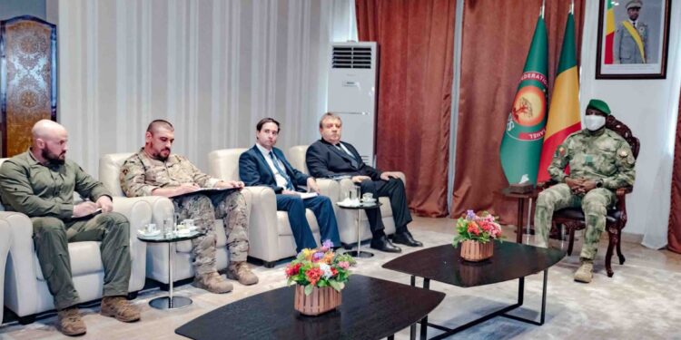 Mali : Assimi Goïta rencontre l’ambassadeur russe après les attaques terroristes