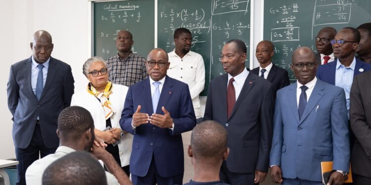 Côte d’Ivoire : 1 800 enseignants de mathématiques et physique-chimie déployés sur le terrain