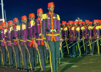 Burkina : 218 élèves-officiers défilent en pagnes tissés localement