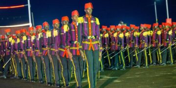Burkina : 218 élèves-officiers défilent en pagnes tissés localement