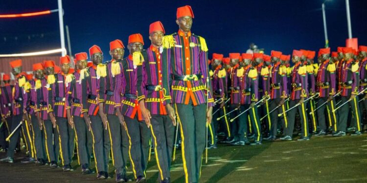 Burkina : 218 élèves-officiers défilent en pagnes tissés localement