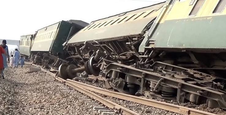 Pakistan : Au moins 5 morts et 30 blessés dans le déraillement d’un train