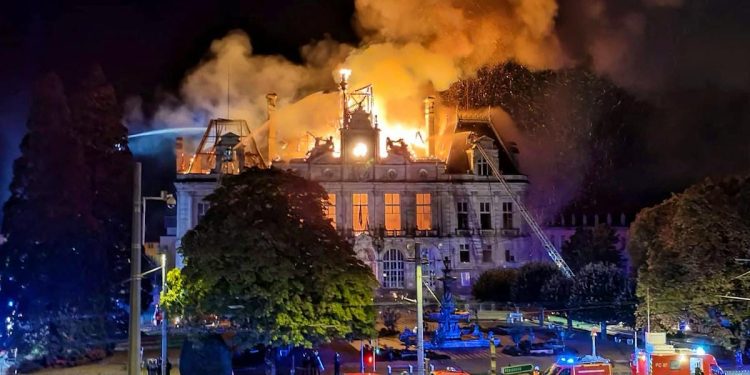 France: A qui profite le chaos à six mois de la présidentielle?